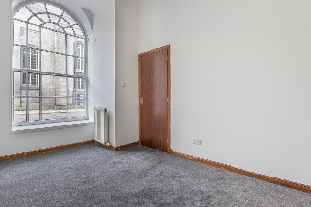 Property photo 3 of 16 Bed3Angle1