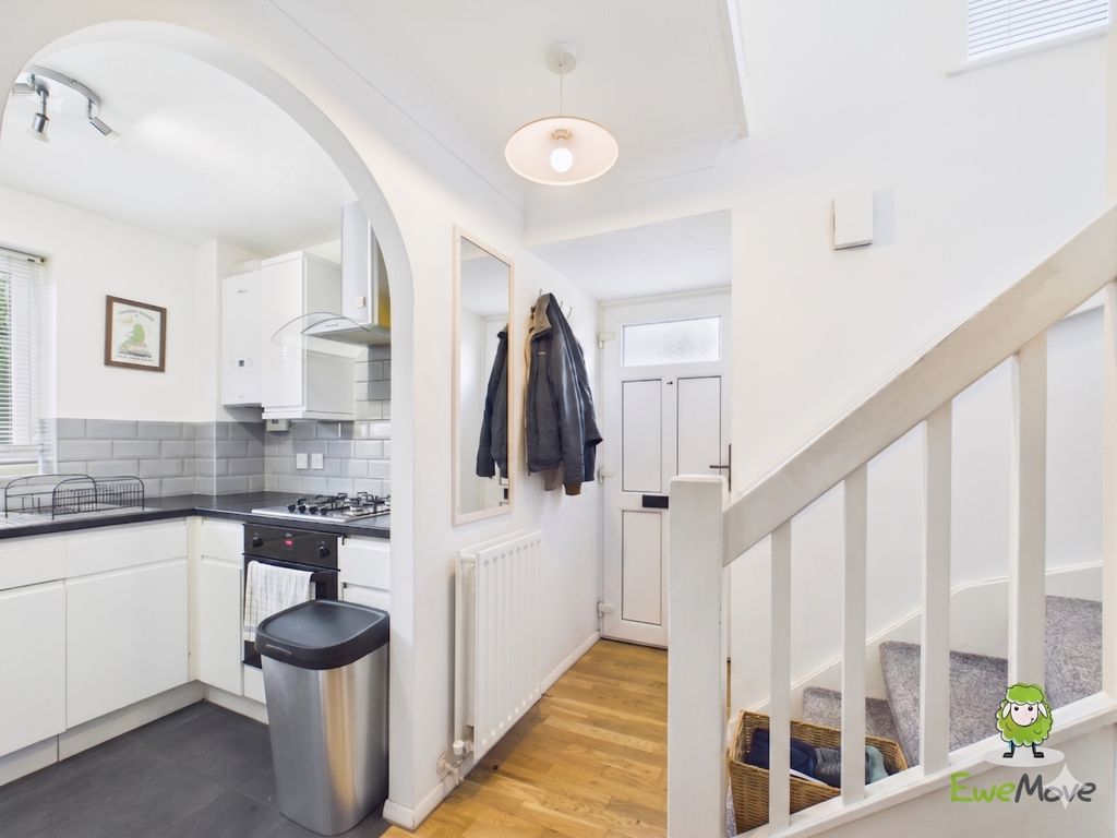 Property photo 2 of 9 Ewemove Estate Agents Basingstoke - Great Oaks Cha