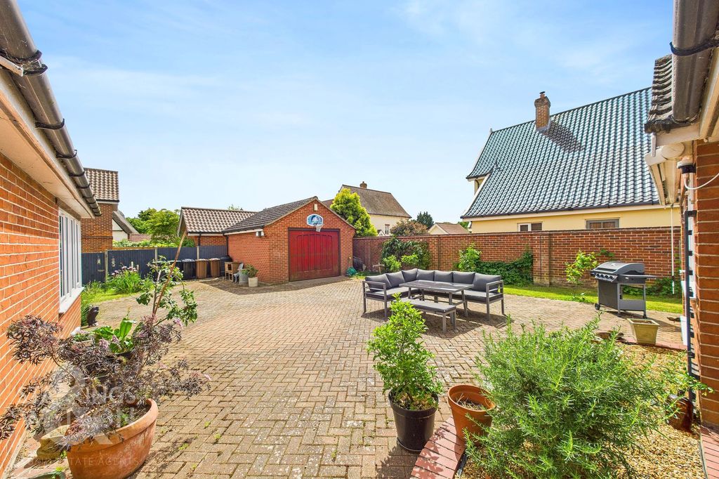 Property photo 2 of 33