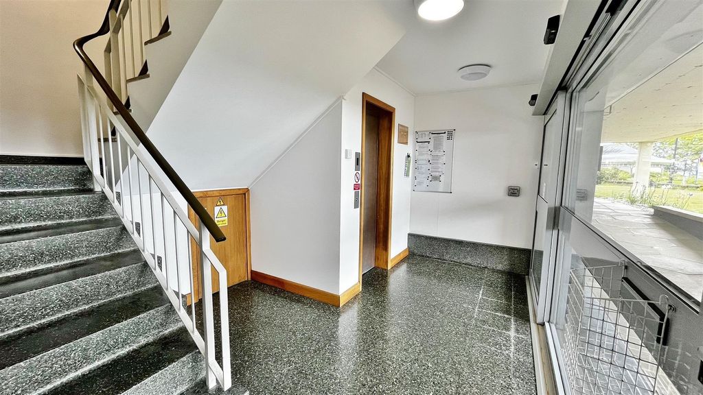 Additional image 5 of 2 bed flat for saleFrinton Court, The Esplanade, Frinton-On-Sea CO13