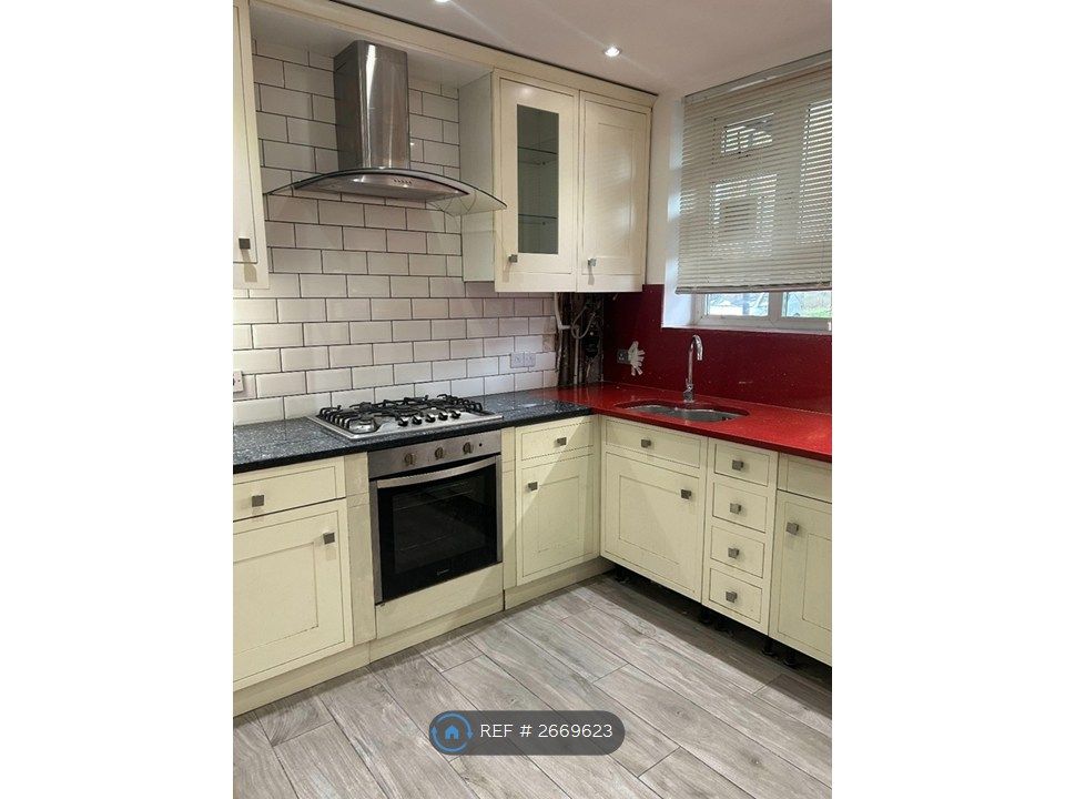 Property photo 3 of 6 Kitchen