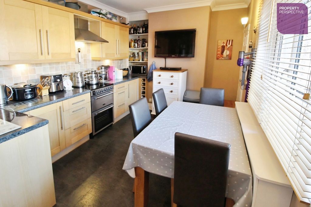 Property photo 3 of 17 Dining Kitchen