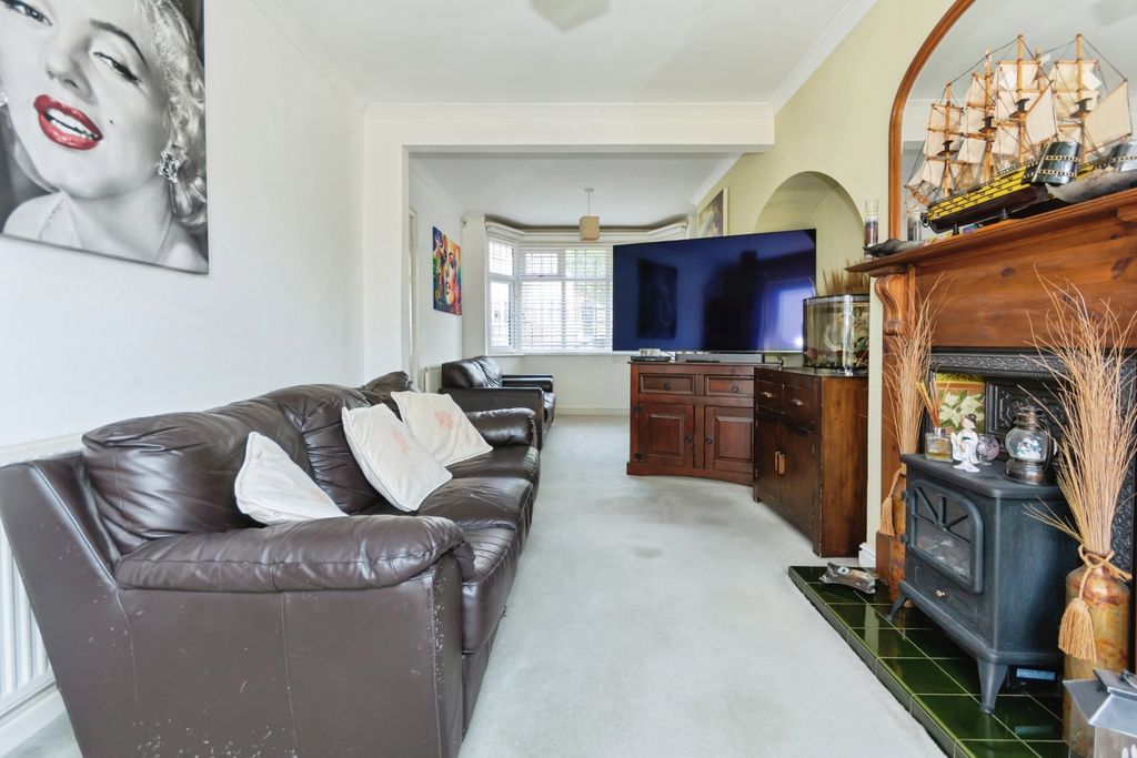 Property photo 2 of 17 Lounge