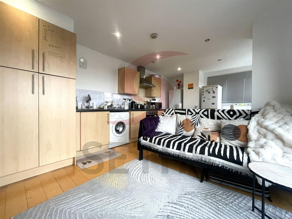 Property photo 3 of 6 Living Space