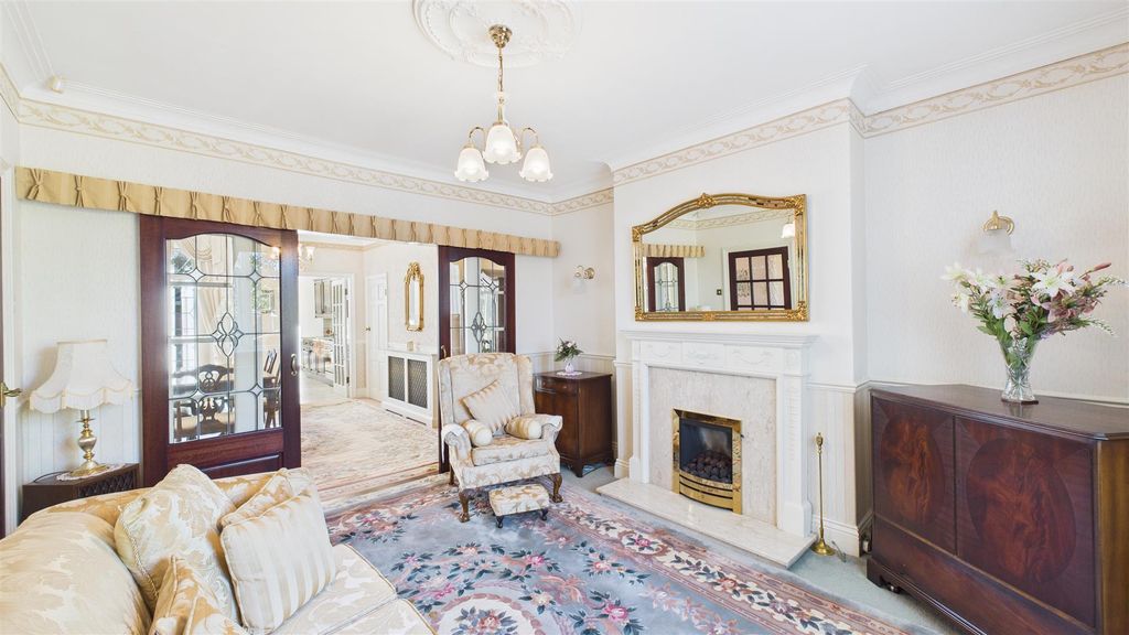 Property photo 3 of 24 Lounge