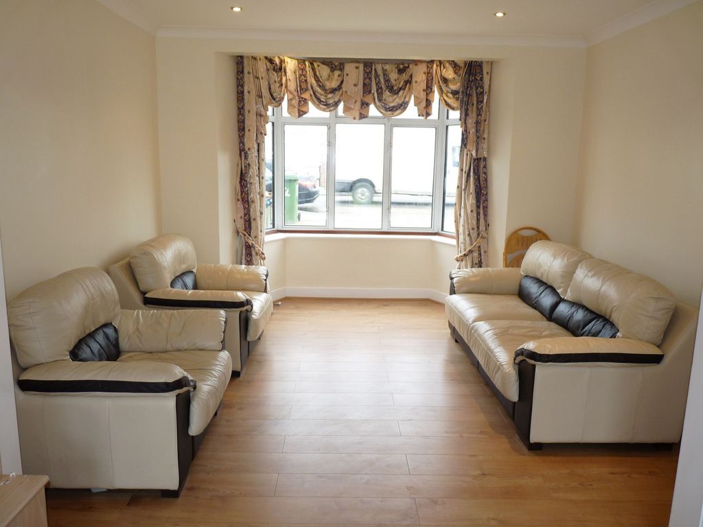 Property photo 2 of 8 Through Lounge