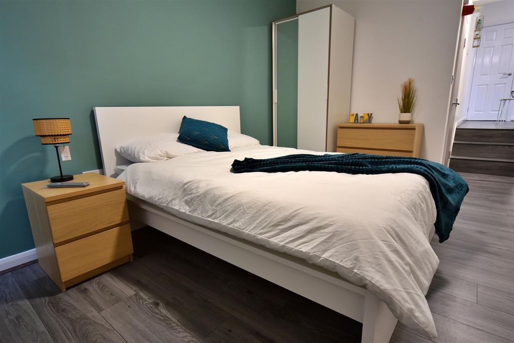 Property photo 2 of 6 165Ar_Room14_06.Jpg