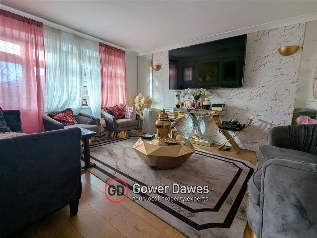 Property photo 2 of 17 Lounge