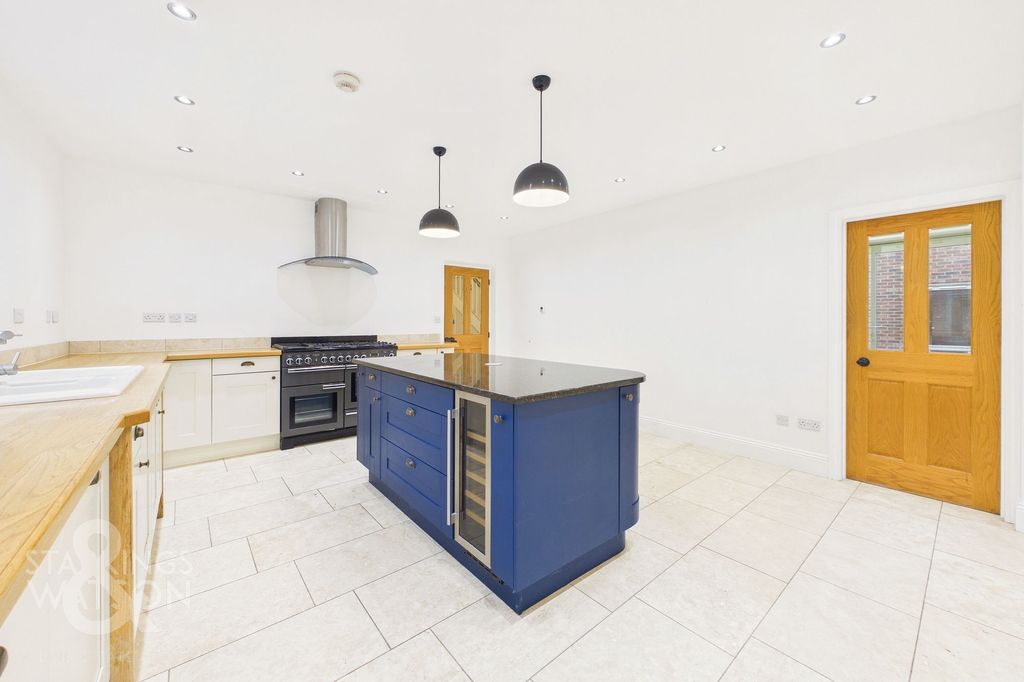 Property photo 2 of 30