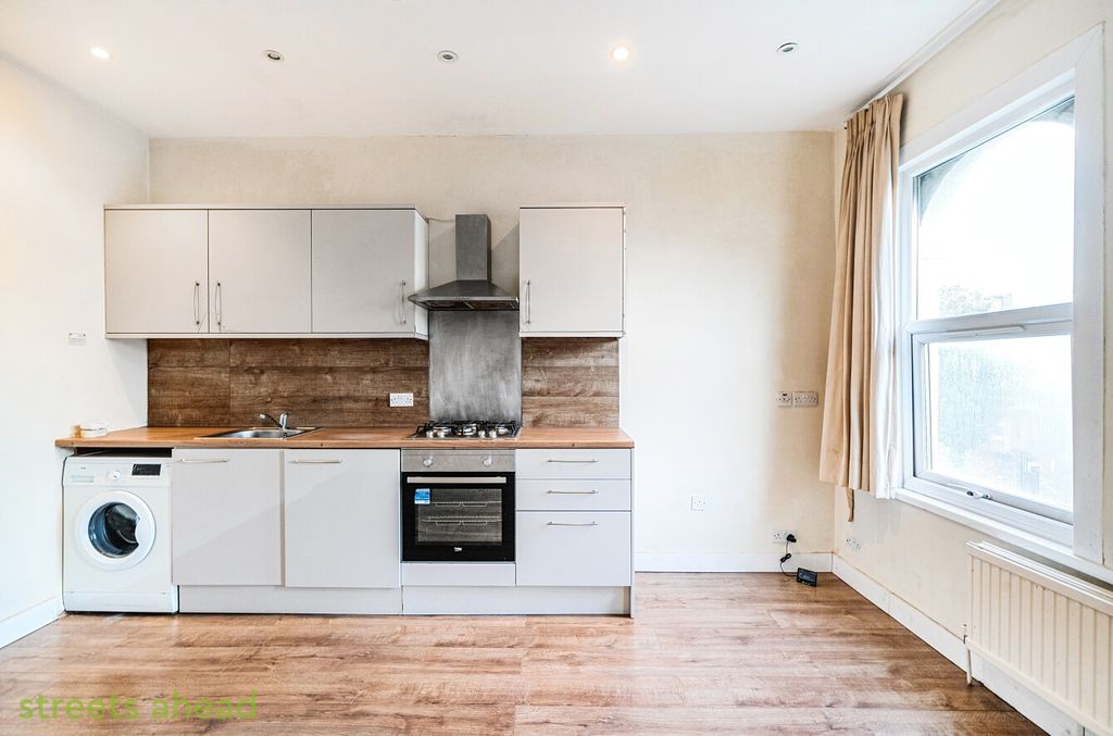 Property photo 3 of 13 B21A37A7-6731-44F...