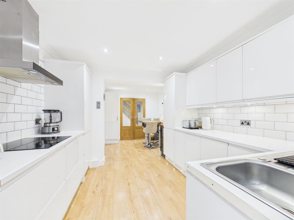 Property photo 3 of 13 Cam02435G0-Pr0142-Still007.Jpg