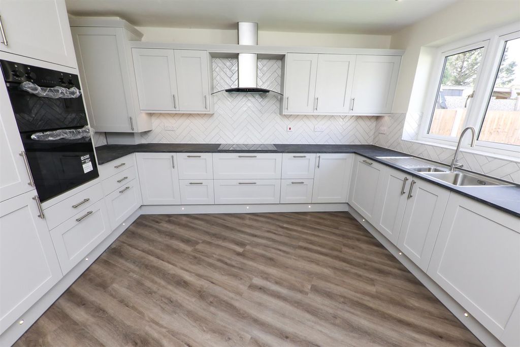 Property photo 3 of 17 Dining Kitchen
