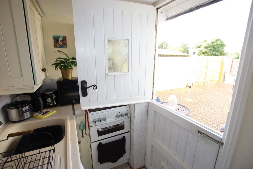 Property photo 1 of 20 High Street, Thorpe Le Soken