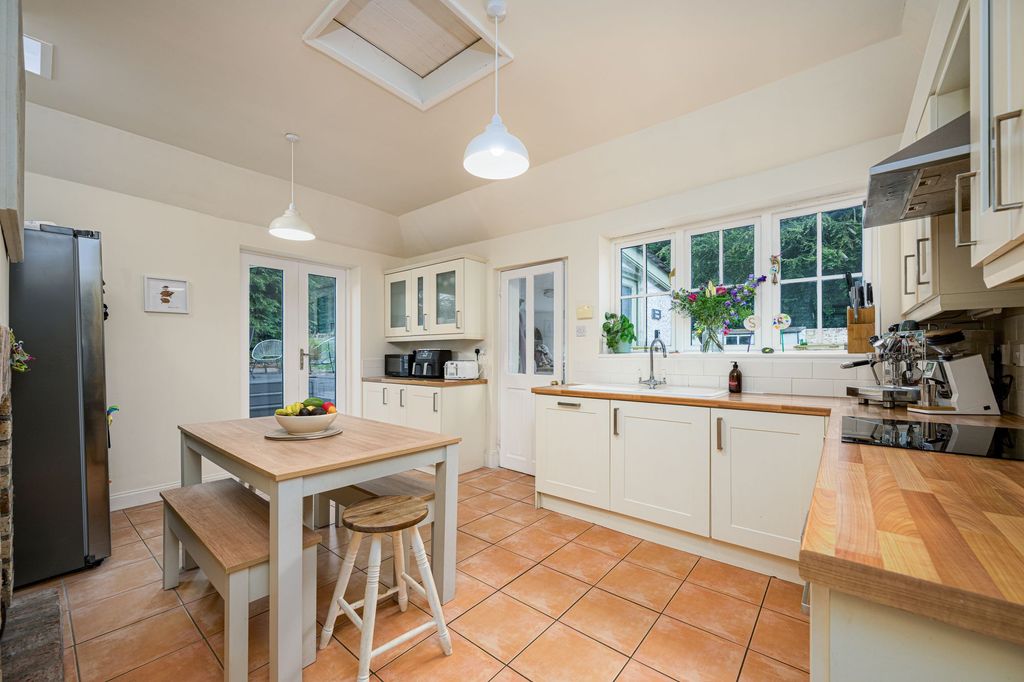 Property photo 2 of 19 Kitchen