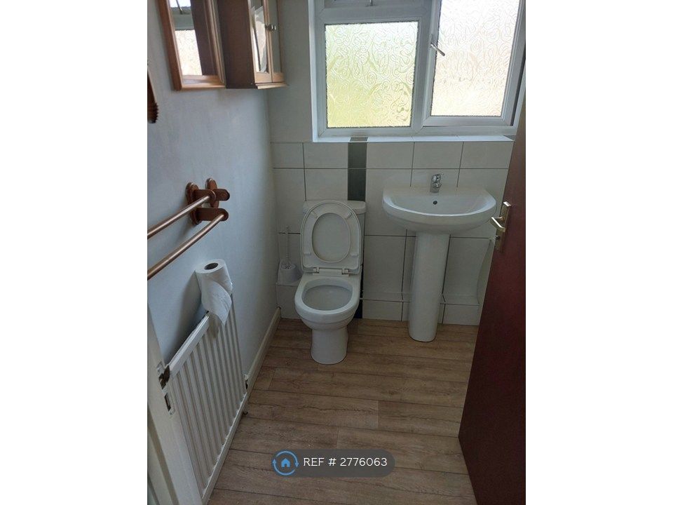 Property photo 2 of 35 Wash Basin And Wc