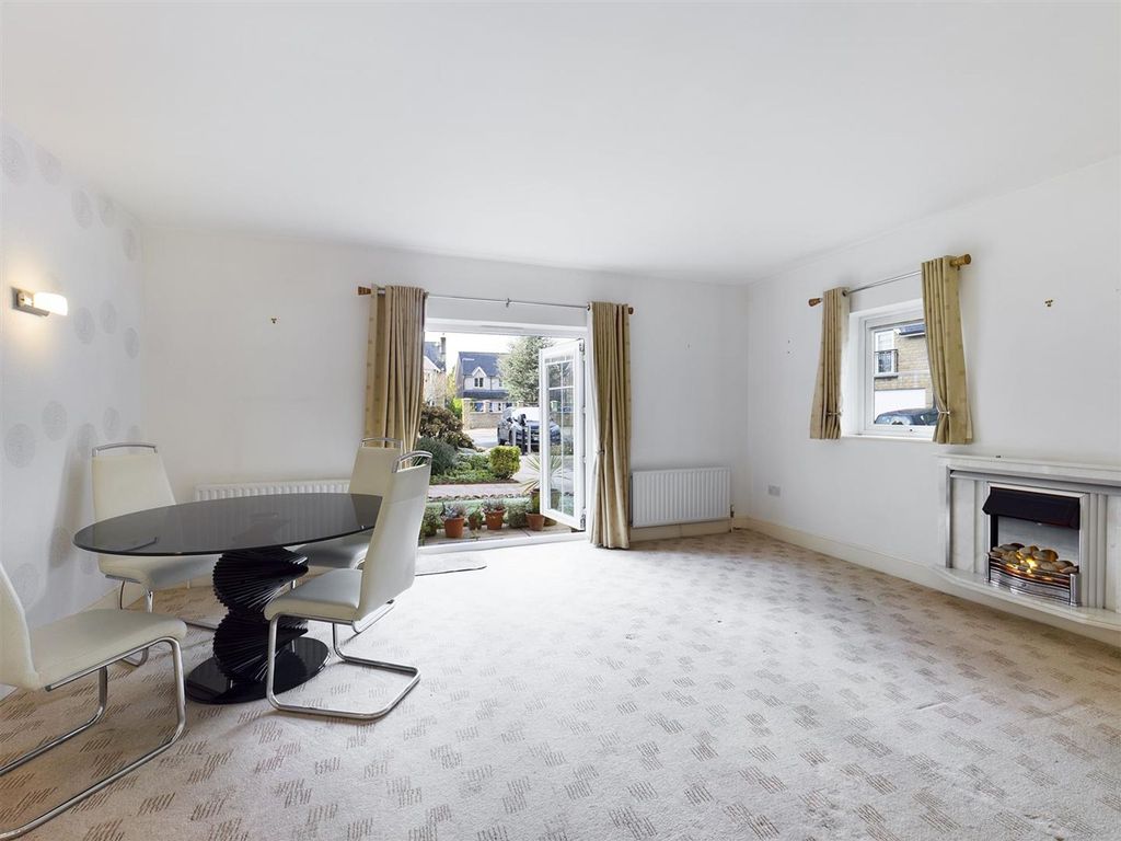 Property photo 3 of 9 Lounge