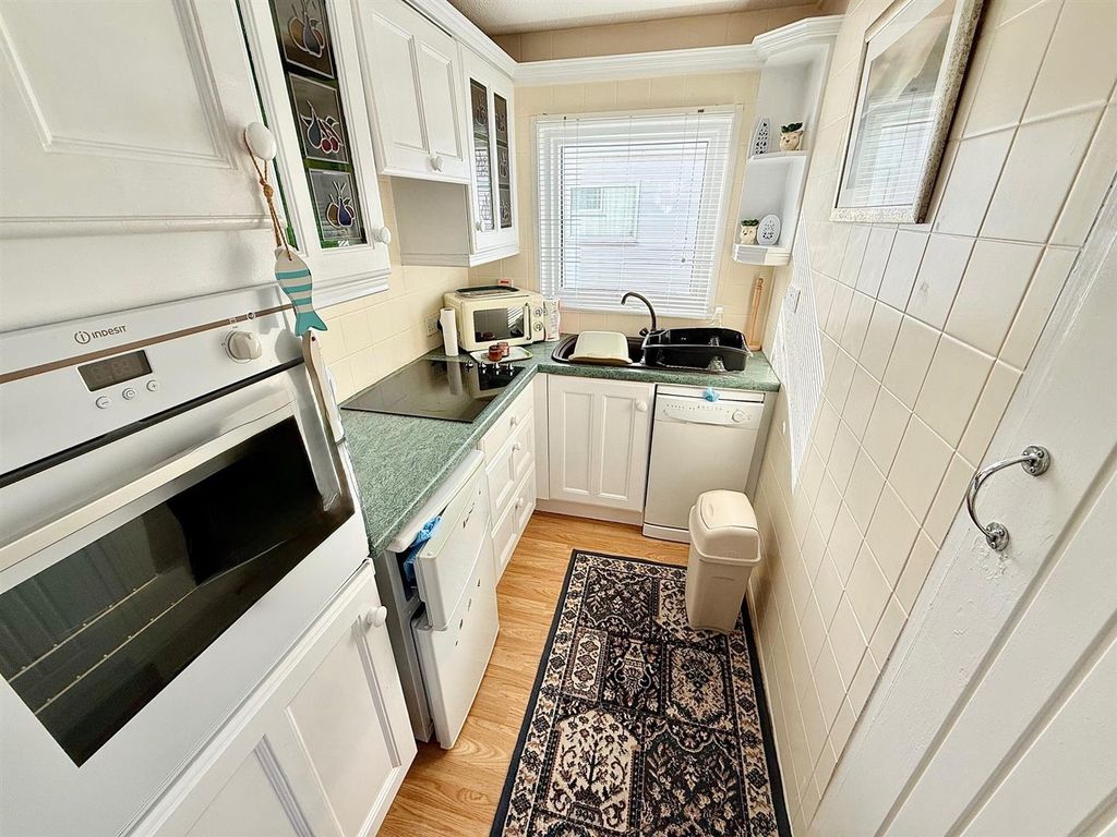 Property photo 3 of 8 Kitchenette