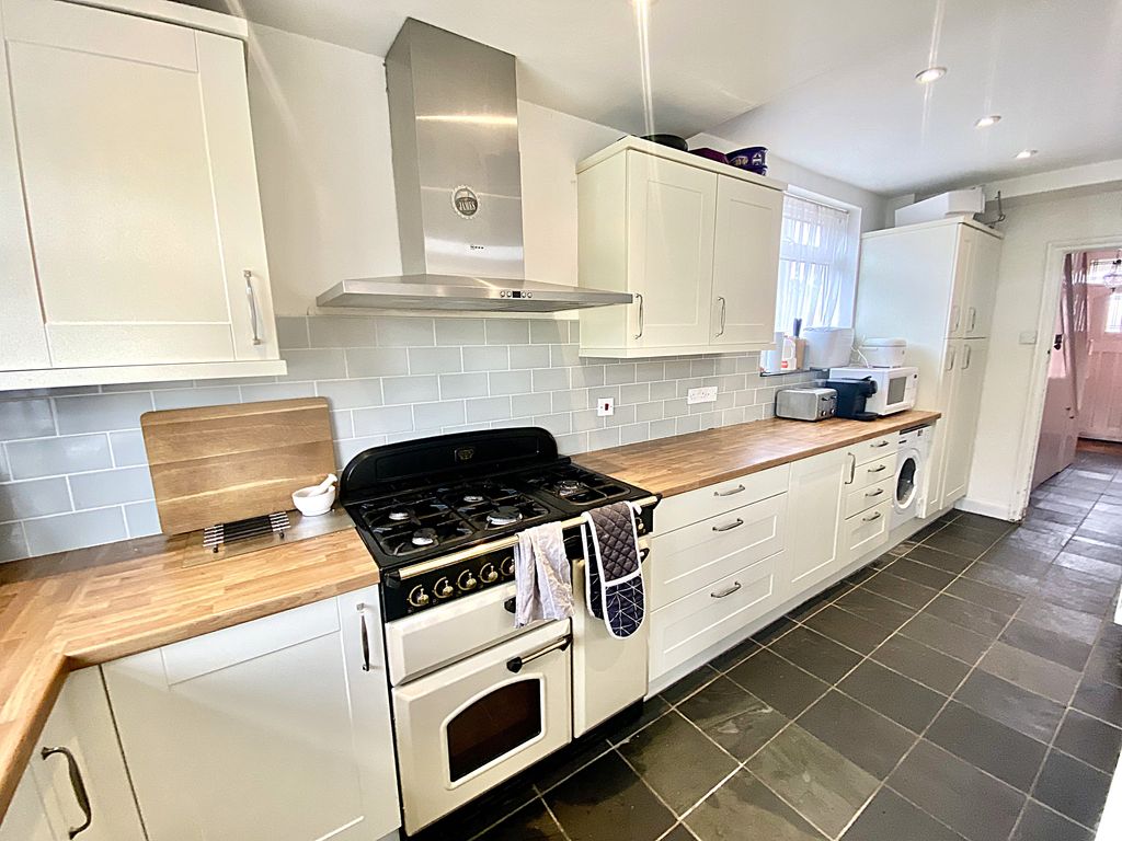 Property photo 3 of 19 Kitchen