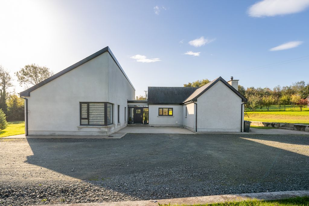 Property photo 2 of 28