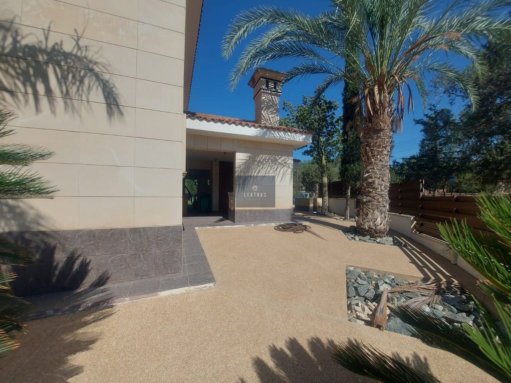 Property photo 2 of 32