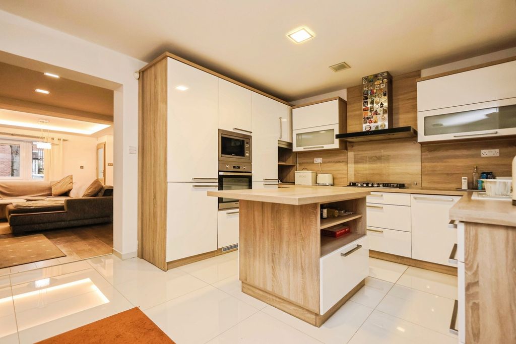 Property photo 3 of 17 Kitchen