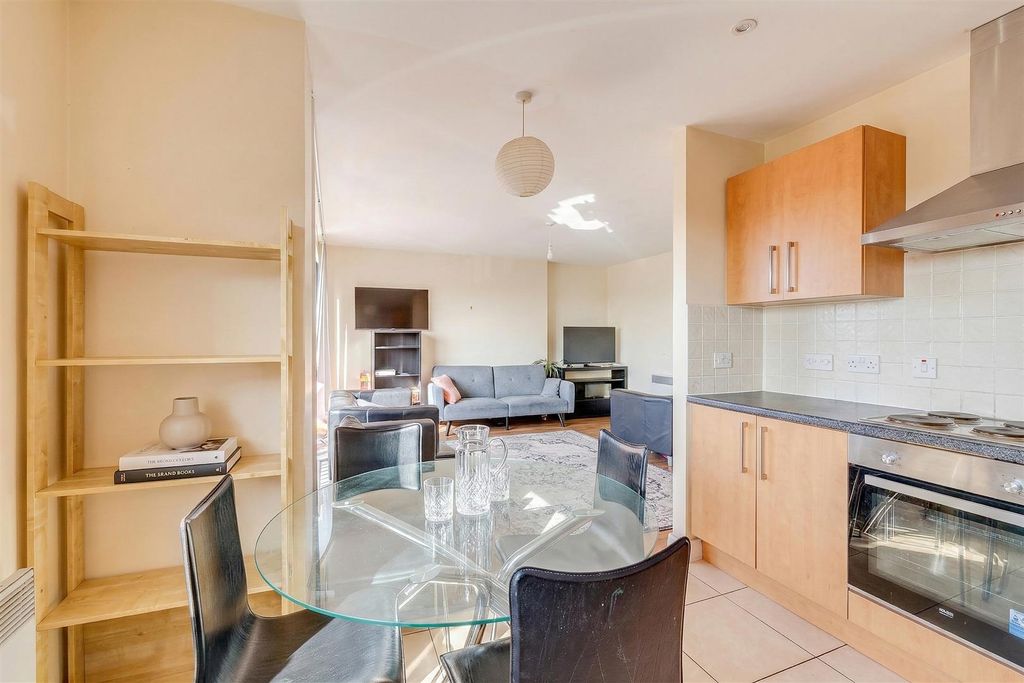 Property photo 3 of 12 Flat, 125_8.Png