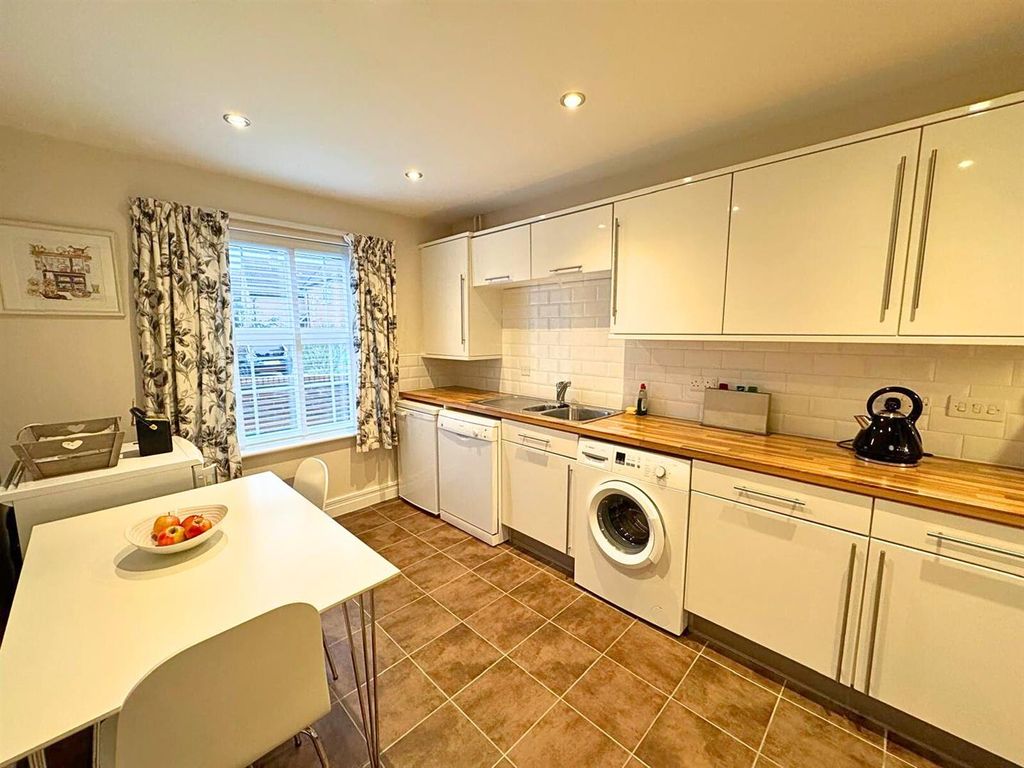 Property photo 3 of 20 Kitchen