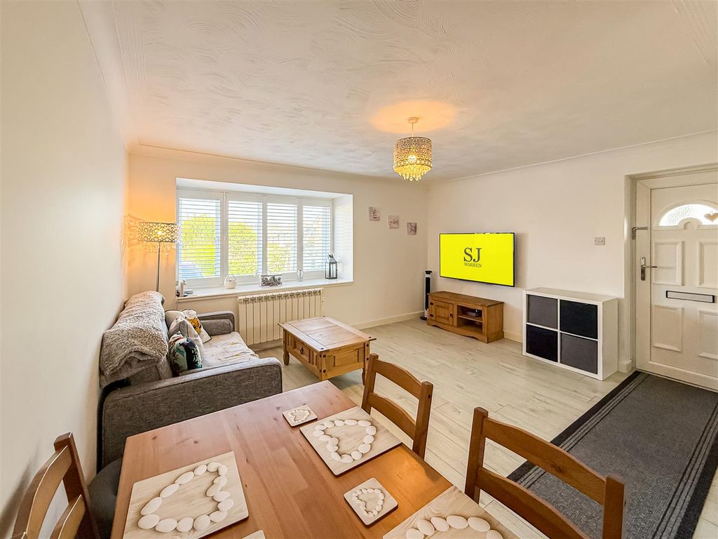 Property photo 2 of 10 Lounge/Dining
