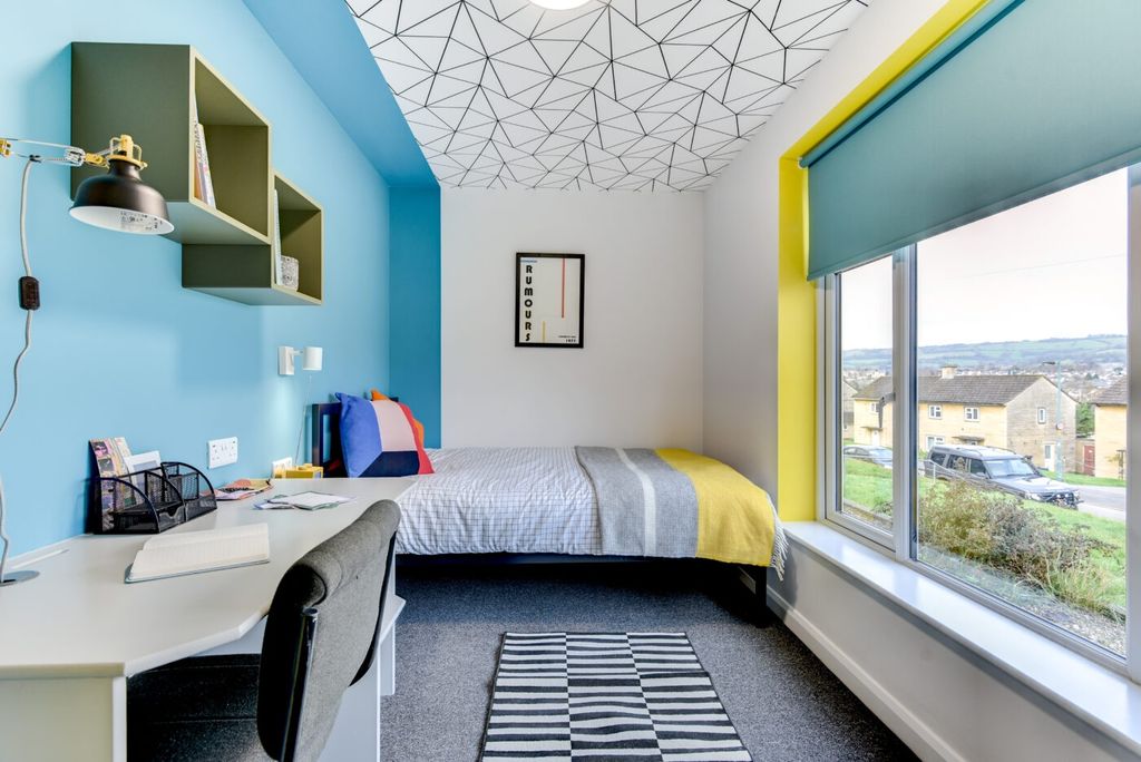 Property photo 3 of 5 Bright, Modern Single Bedroom With A Study Desk, c...