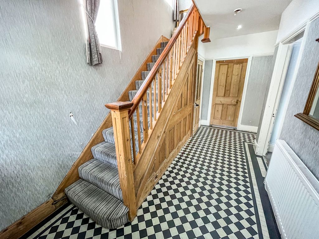 Property photo 2 of 20 Entrance Hall