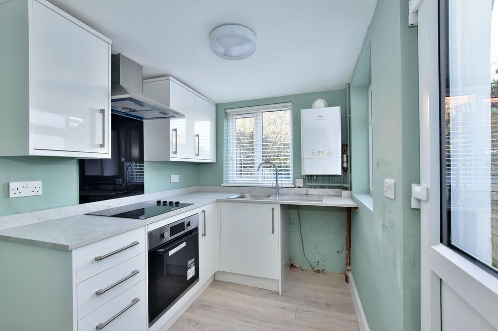 Property photo 3 of 11 Kitchen