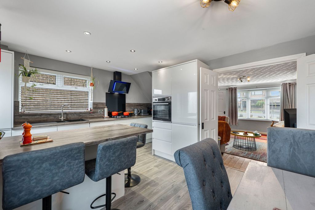 Property photo 2 of 27