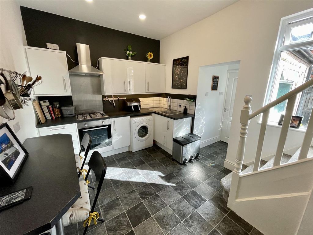 Property photo 3 of 10 Kitchen / Breakfast Room