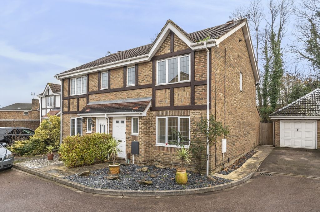 Property photo 1 of 11 Danesfield Close