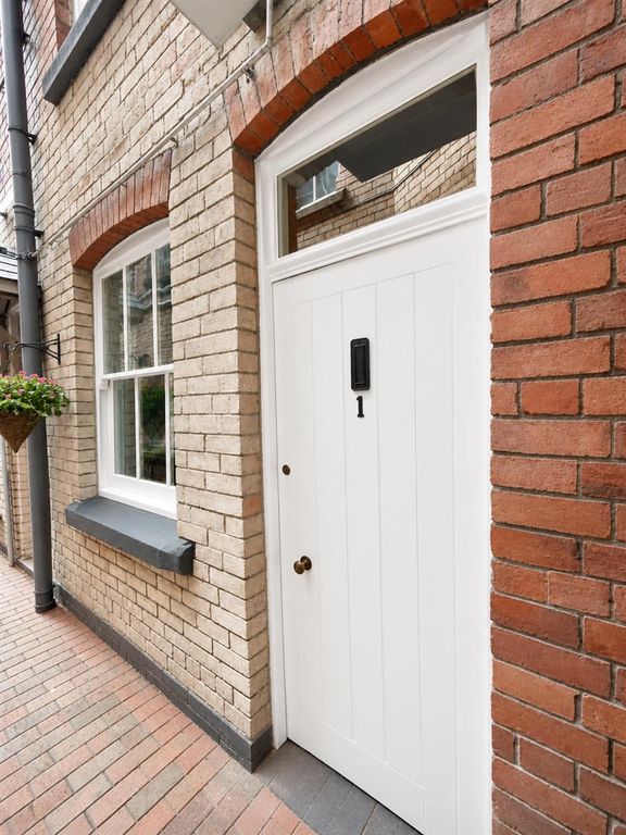 Property photo 1 of 18 Entrance