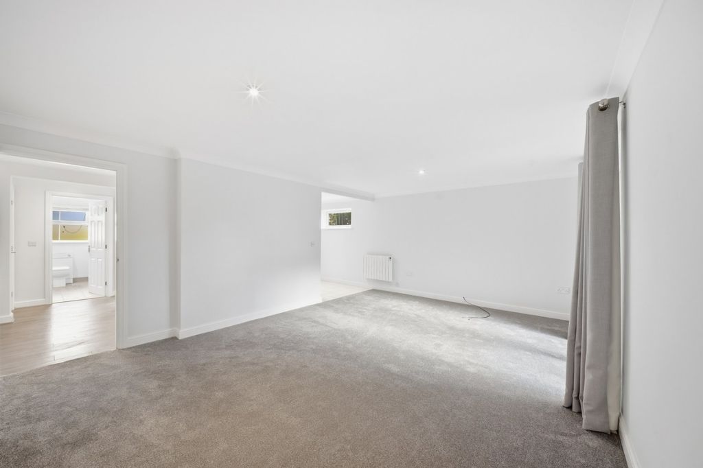 Property photo 3 of 8 Picture No. 02