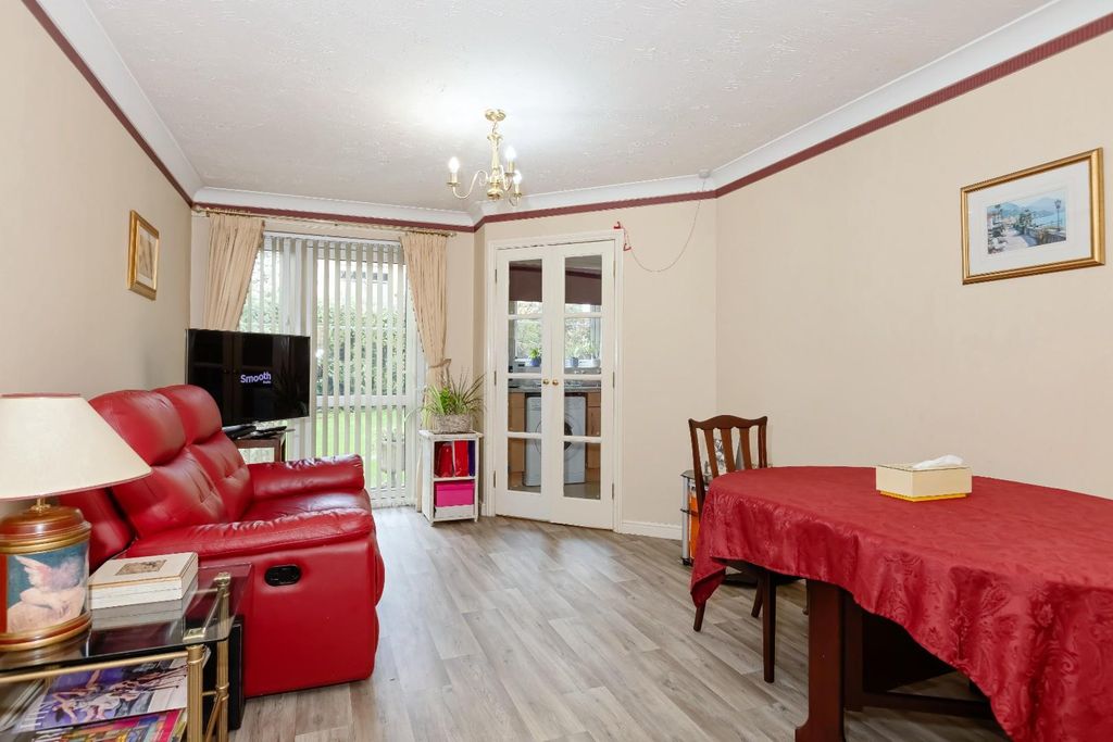 Property photo 2 of 13 Beachville Crt_7.Jpg