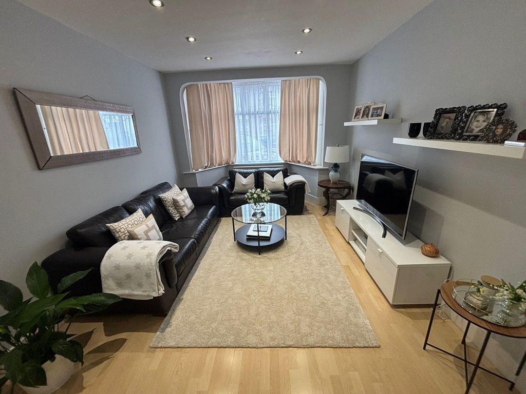 Property photo 3 of 19 Photo 8