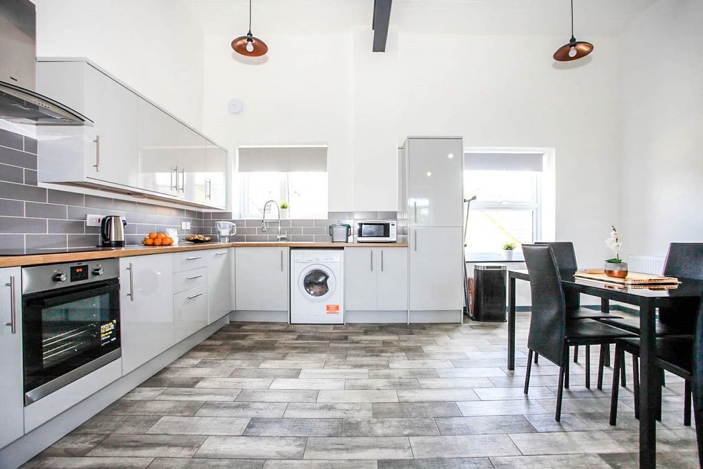 Property photo 1 of 7 Kitchen
