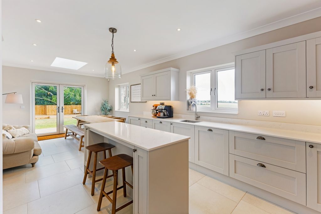 Property photo 3 of 23 96333_7B Cleveley...