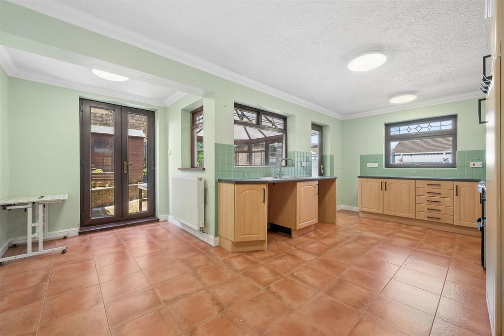 Property photo 3 of 34 Abbots Way - Kitchen