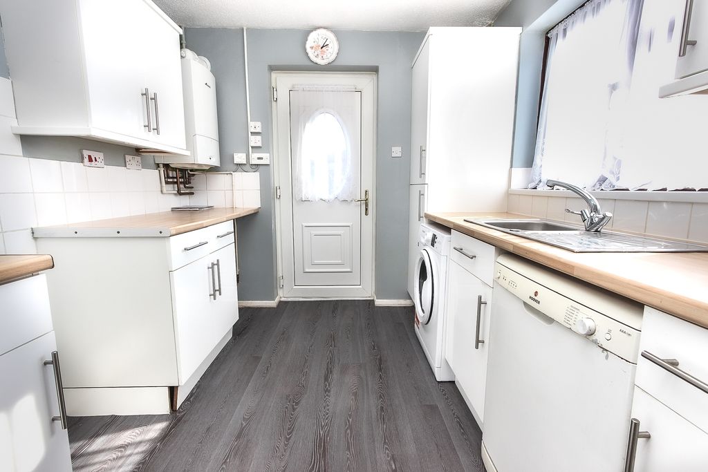 Property photo 2 of 9 Kitchen