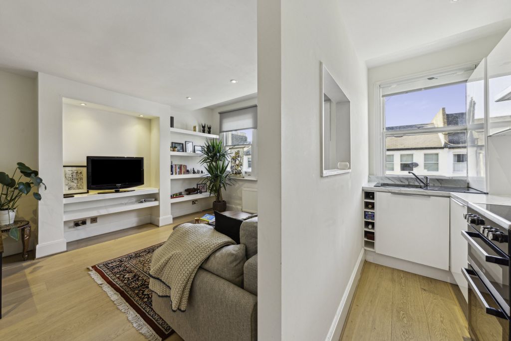 Property photo 3 of 9 Kitchen