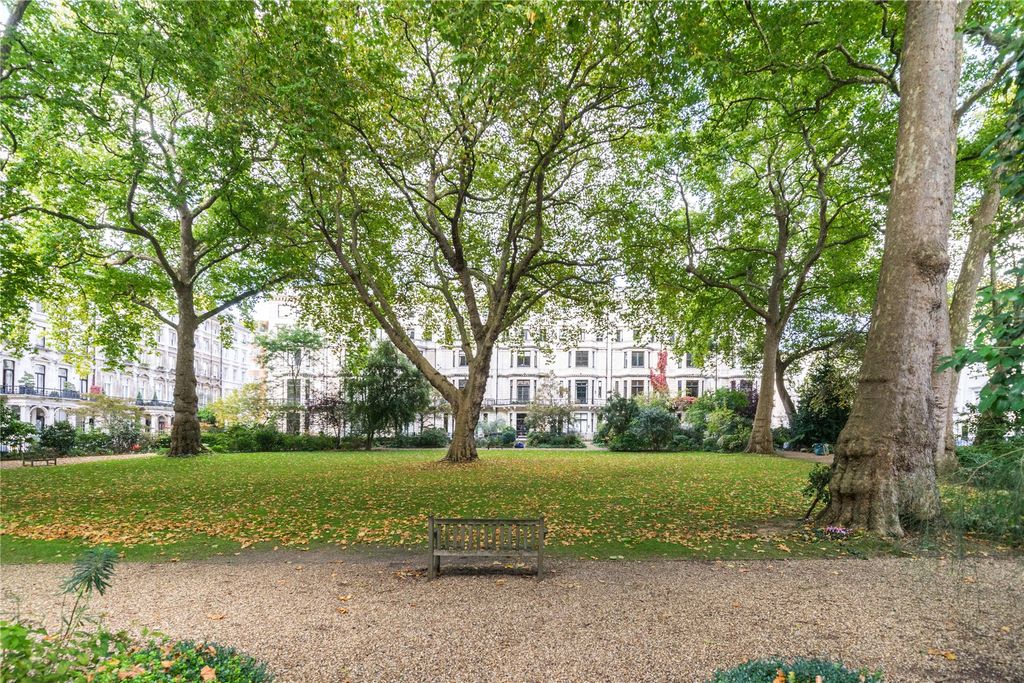 Property photo 3 of 10 Communal Gardens