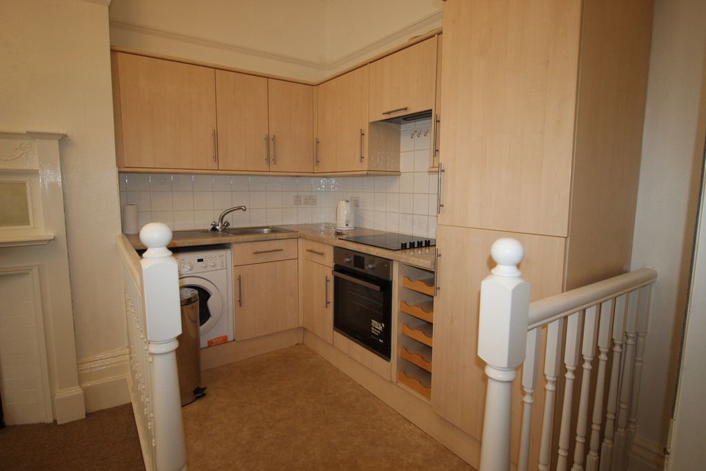 Property photo 3 of 10 Kitchen