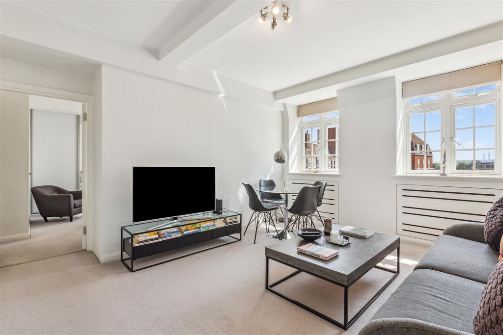Property photo 2 of 12 Cranmer Court 110 (8).Jpg