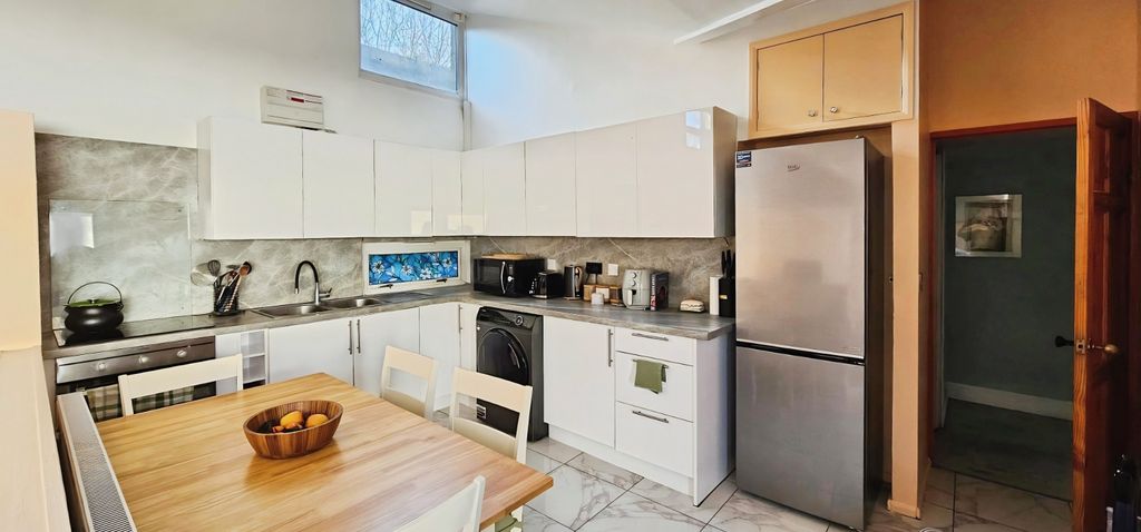 Property photo 2 of 19 Image