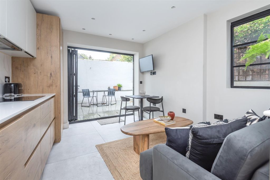 Property photo 3 of 14 12-3_Netherford_Rd_Sw4.Jpg
