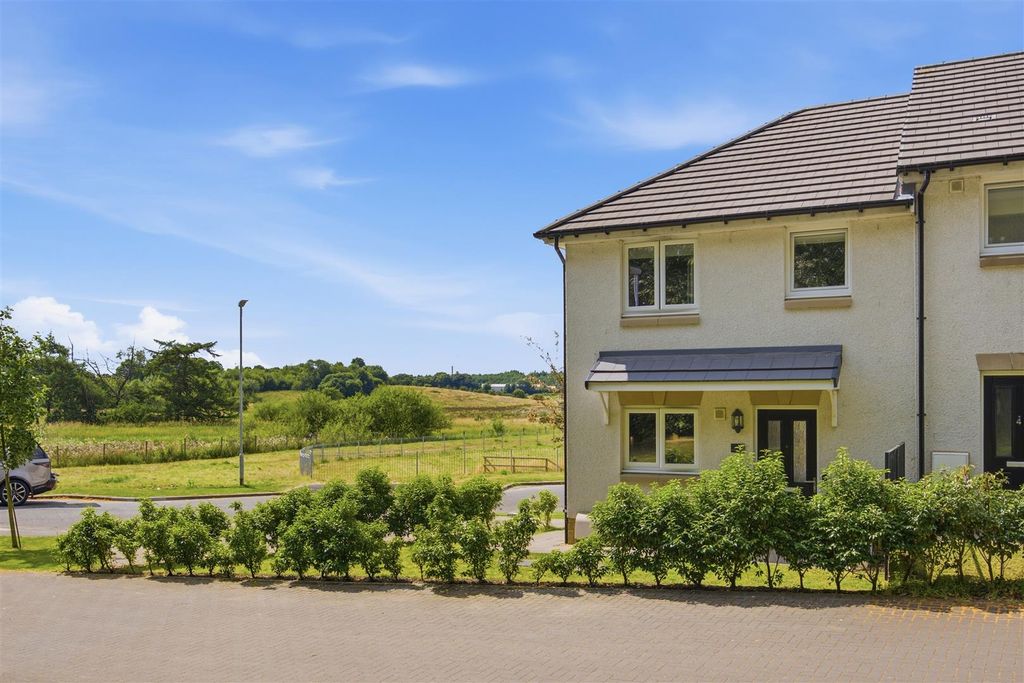 Property photo 1 of 28 02-2_Elder_Drive_Moodiesburn_002.Jpg