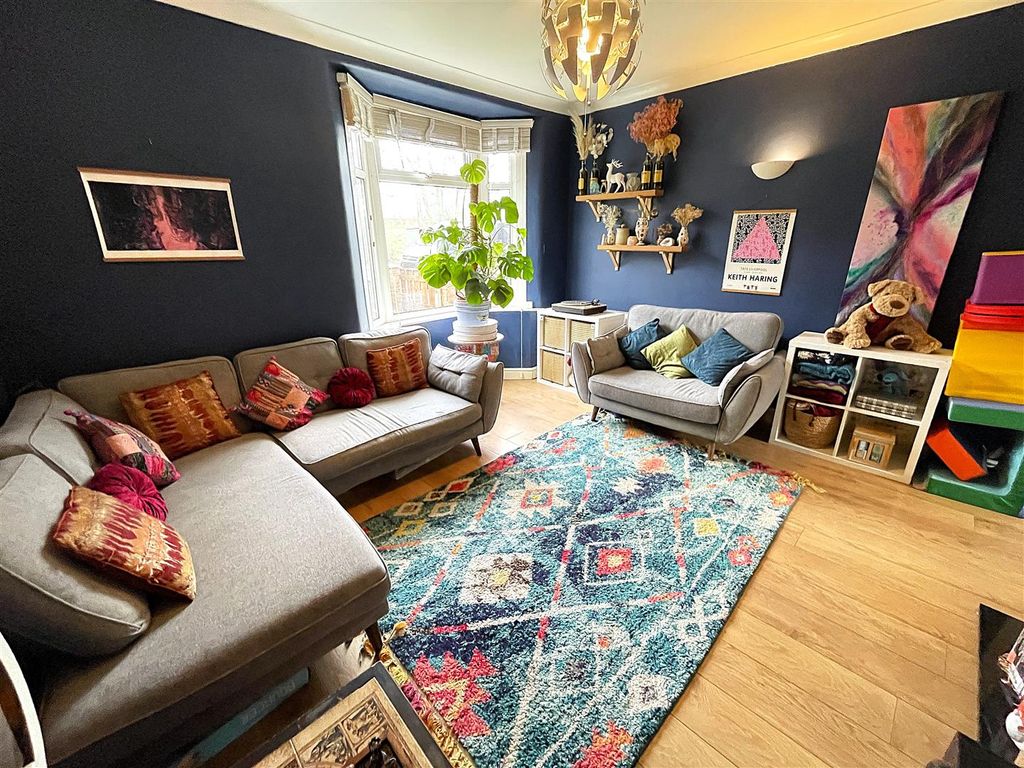 Property photo 3 of 23 Lounge